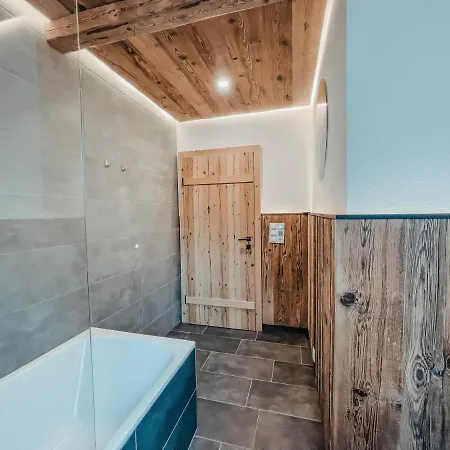 Holiday home Oldwood - Design & Balcony